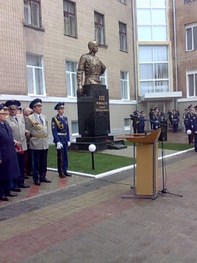 Открытие памятника Кожедубу в день 80-летия ХВВАУЛ